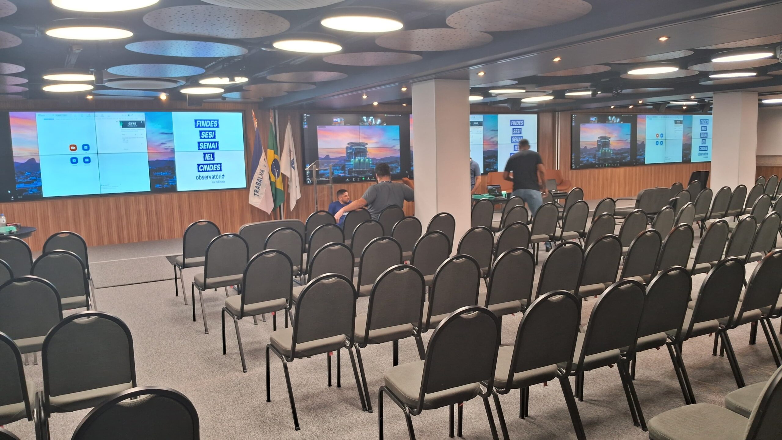 AUDITÓRIOS E SALAS DE REUNIÃO