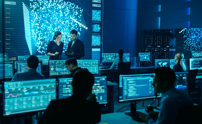 Imagem da Central de Controle com pessoas trabalhando.