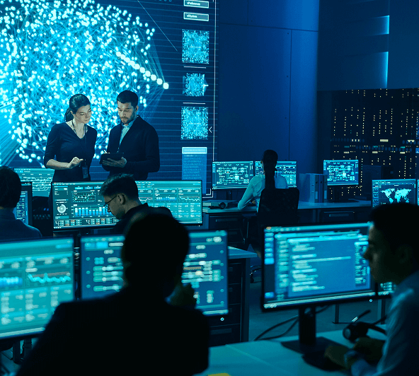 Imagem da Central de Controle com pessoas trabalhando.