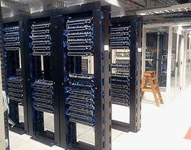 Foto de um servidor, data center.