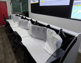 Mesas com telas novas em uma central de controle
