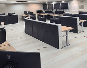 Mobiliário novo em uma central de controle